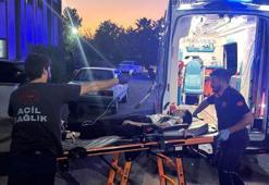 Otomobil kaldırıma çıkıp yayalara çarptı