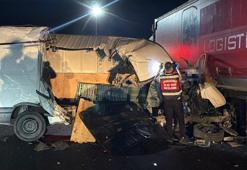 TEM Otoyolu'nda TIR'a arkadan çarpan minibüste 1 kişi öldü