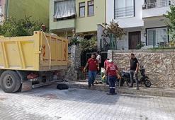 Amasya'da komşuların kötü koku ihbarı üzerine 3 katlı evden tonlarca çöp çıktı!