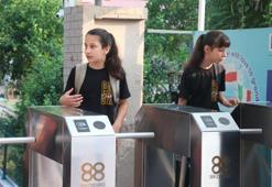 Adana'da öğrenci okula giriyor, velinin telefonuna bildirim gidiyor