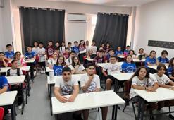 Bu okuldaki çocukları görenlerin kafası karışıyor! Ayırt etmek oldukça güç