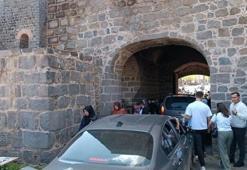 Diyarbakır İç Kale'de görüldü: Kimse aldırış etmeyince üstünden araçlar geçti