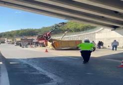 Çekmeköy'de dorse kamyondan koptu: Trafik kilitlendi