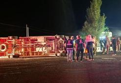 Minibüs ile kamyonun çarpıştığı kazada 13 kişi yaralandı