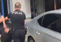 Sokakta çıplak dolaşan kişi polis ekipleri tarafından gözaltına alındı