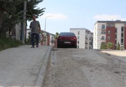 Adana'da bakanlığın yaptığı toplu konutlar belediyeden yol bekliyor