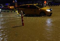 Trabzon'da sağanak nedeniyle cadde ve sokaklar göle döndü