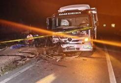 Otomobil ile kamyon kafa kafaya çarpıştı 1 çocuk hayatını kaybetti