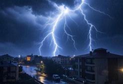 Erzincan’da sağanak yağışla şimşekler geceyi aydınlattı