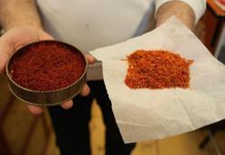 Kilosu 900 bin lira! 150 bin çiçekten gram gram toplanıyor: Gerçeğini anlamak için suya atmak yetiyor
