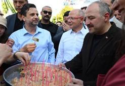 Mustafa Varank, vatandaşlara börek ikram ederken Özgür Özel'e cevap verdi