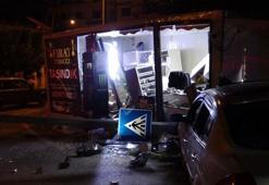 Kontrolden çıkan otomobil konteyner iş yerine girdi