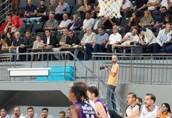 Soyunma odasında bayram havası: Gaziantep Basketbol iki uzatmalı düellodan zaferle çıktı!