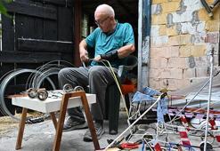 Kahvehaneyi değil atölyeyi seçti! Geri dönüşüm malzemelerinden yapıyor