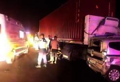 TIR, kamyonet, çekici ve iki otomobilin karıştığı zincirleme kazada 4 kişi yaralandı