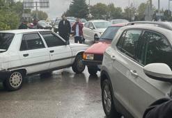 3 otomobilin karıştığı zincirleme kazada 2 kişi yaralandı