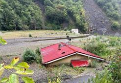 Kastamonu'da görenleri hayrete düşüren manzara! Toprağa gömülen evin sadece çatısı gözüküyor