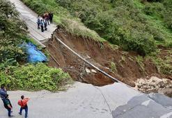 Trabzon'da heyelan dehşeti: Toprak kaymasıyla çöken yola otomobil devrildi!