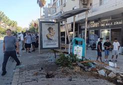 Otomobil karı kocanın bulunduğu durağa daldı 3 kişi yaralandı