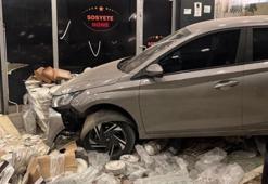 Kontrolden çıkan iki otomobil peş peşe mağazaya girdi