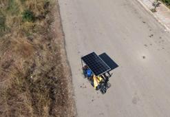 Adana'da seyyar dondurmacı motosikletine güneş paneli taktı: hem şarj sorununu çözdü hem sıcaktan korunuyor!