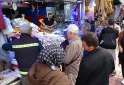 Palamut 90 TL'ye düşünce vatandaş balık tezgahlarına akın etti