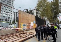 Kadıköy’de korkutan anlar! İnşaatın dış kaplaması 2 kişinin üzerine devrildi