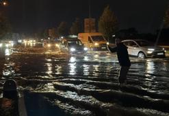 Sağanak hayatı felç etti! Otomobil suya gömüldü, evleri su bastı