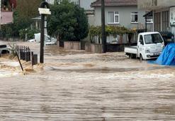 Sakarya’yı sağanak vurdu! Dere taştı, ev ve iş yerlerini su bastı