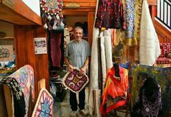 Kuşadası'nda 100 yıllık aile mirasını yaşatıyor! Atölyesinde kuzu yününü sabırla eserlere dönüştürüyor: Yalnızca su ve zeytinyağı sabunu kullanıyor
