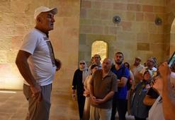 Sivas'ta ziyaretçiler boş taşa bakmasın diye 16 yıldır gönüllü rehberlik yapıyor! Divriği Ulu Camii'ni aşkla anlatıyor!