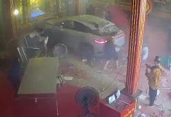 Tayland’da tapınağa dalan araç 3 kişiyi yaraladı
