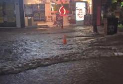 Sağanak yağışta cadde ve sokaklar dereye döndü