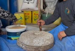 Kaynarca'da 90 yıllık geleneği taş değirmende yaşatıyorlar