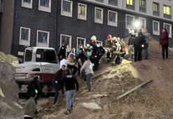 Toprak altında kalan 2 yabancı uyruklu işçi kurtarıldı
