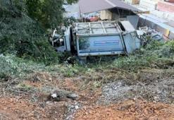 Çöp kamyonuyla 10 metrelik şarampole devrildiler