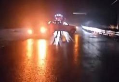 Yağış nedeniyle kayganlaşan yolda iki araç yoldan çıktı