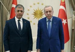 SON DAKİKA: İzmir Belediye Başkanı Cemil Tugay AK Parti'ye geçti! Tugay'a AK Parti rozetini Cumhurbaşkanı Erdoğan taktı