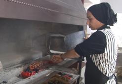 Şanlıurfa kadın ustalar ocak başına geçti! Günün ilk ışıklarıyla başlıyorlar, ciğerleri közde pişirip servis ediyorlar