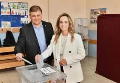 Cemil Tugay’ın Eşi Öznur Tugay Kimdir? İşte Öznur Tugay'ın Hayatı ve Biyografisi İzmir Büyükşehir Belediye Başkanı Cemil Tugay’ın Eşi Öznur Tugay Kimdir?