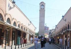 Adana'da vatandaşları ve esnafı mutlu eden uygulama! Tarihi Büyük Saat Kulesi'nin bulunduğu cadde trafiğe kapatıldı