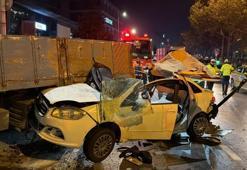 Beyoğlu'nda otomobil, taksiye çarpıp kamyonetin altına girdi: 3 yaralı