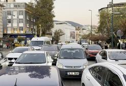 Bursa'da sabah namazı yoğunluğu: Trafik tek şeride düştü