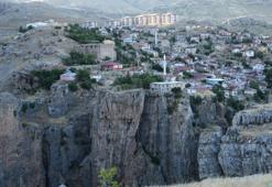 Diyarbakır'daki bu evde yaşamak cesaret ister! Uçurumun kenarındaki yapı ilgi odağı oldu