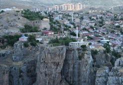 Diyarbakır'daki bu evde yaşamak cesaret ister! Uçurumun kenarındaki yapı ilgi odağı oldu