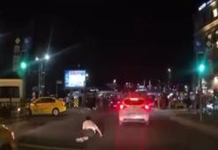 Fatih'te yolun karşısına geçmek isteyen kişiye çarpan otomobil kamerada