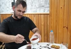 Samsunlu esnafın sıra dışı sevdası! 10 yıldır vazgeçmiyor... Çaya, tatlıya, suya, her şeye ekliyor