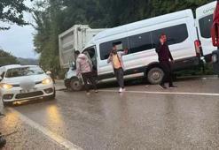 Minibüsün kamyonla çarpıştığı kazada 1 kişi hayatını kaybetti 18'i öğrenci 23 kişi yaralandı