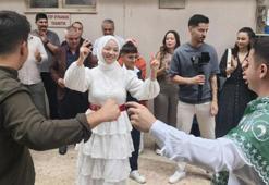 Mersin'de şaşırtan gelin alma töreni! Damat, vinç sepetiyle 4. kata çıkarak gelini aldı