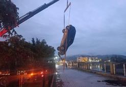 Seyir halindeki otomobil yolda oluşan çukura düştü